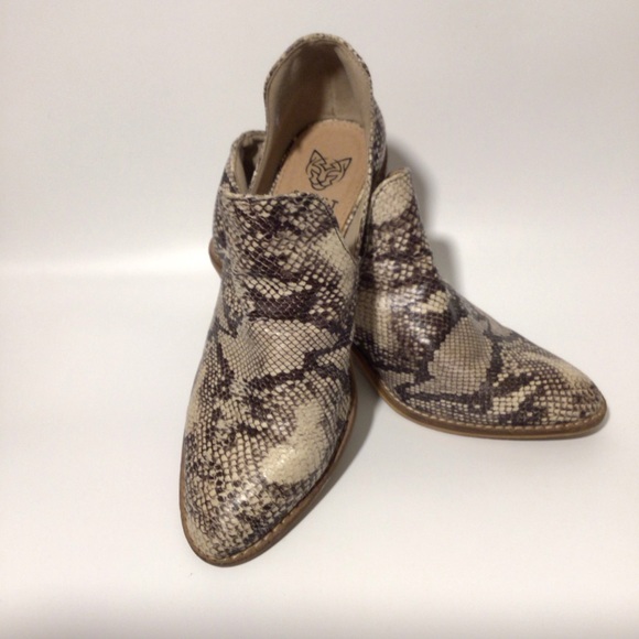 BEAST FASHION Shoes - Beast Fashion Booties Ankle Boots with Side Cut Out and Stacked Heel Size 6